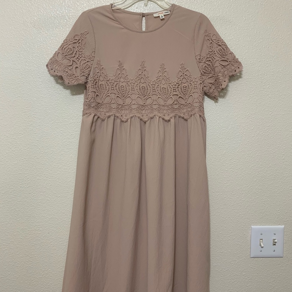 ✨New Hurst Clothing Tan Lace Dress